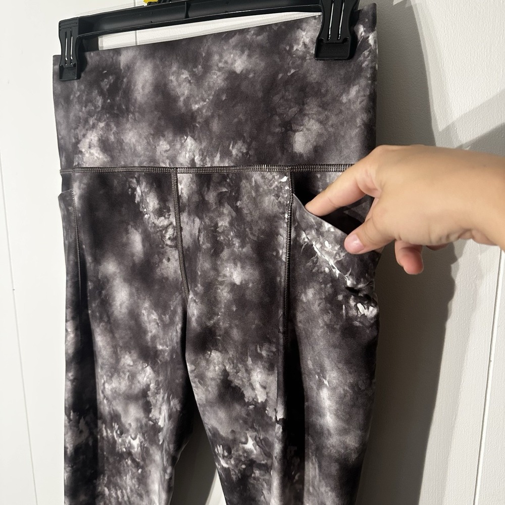 Athleta Salutation Stash Pocket II Capri Leggings Black White Tye Dye Pockets M - Picture 3 of 9